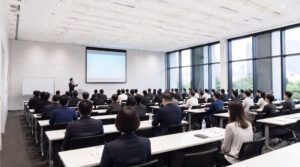 品川エリアの貸し会議室で、研修・セミナーが行われている様子